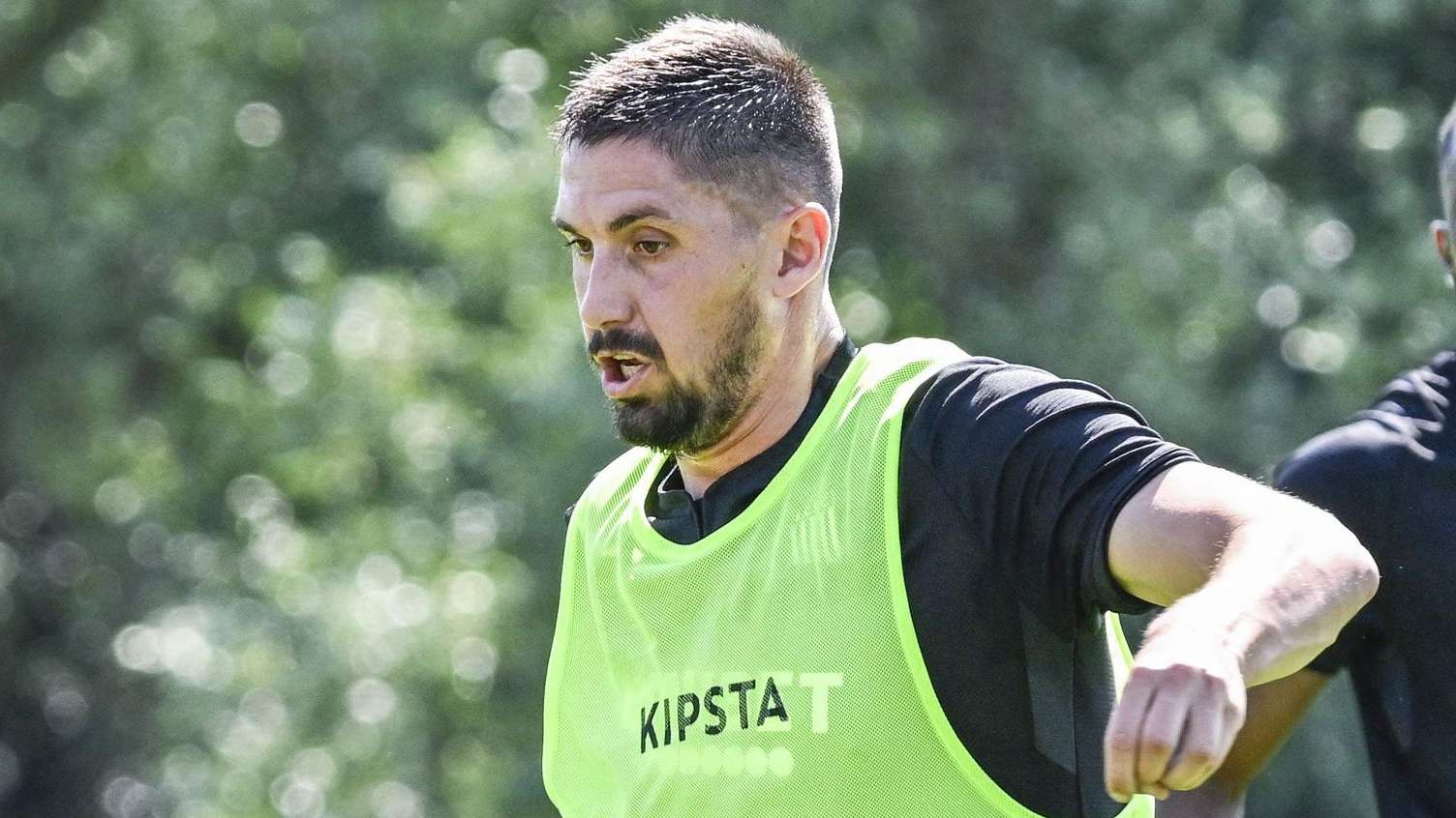 探秘足球利华古逊的明星球员与沙勒罗瓦足球俱乐部的合作历程